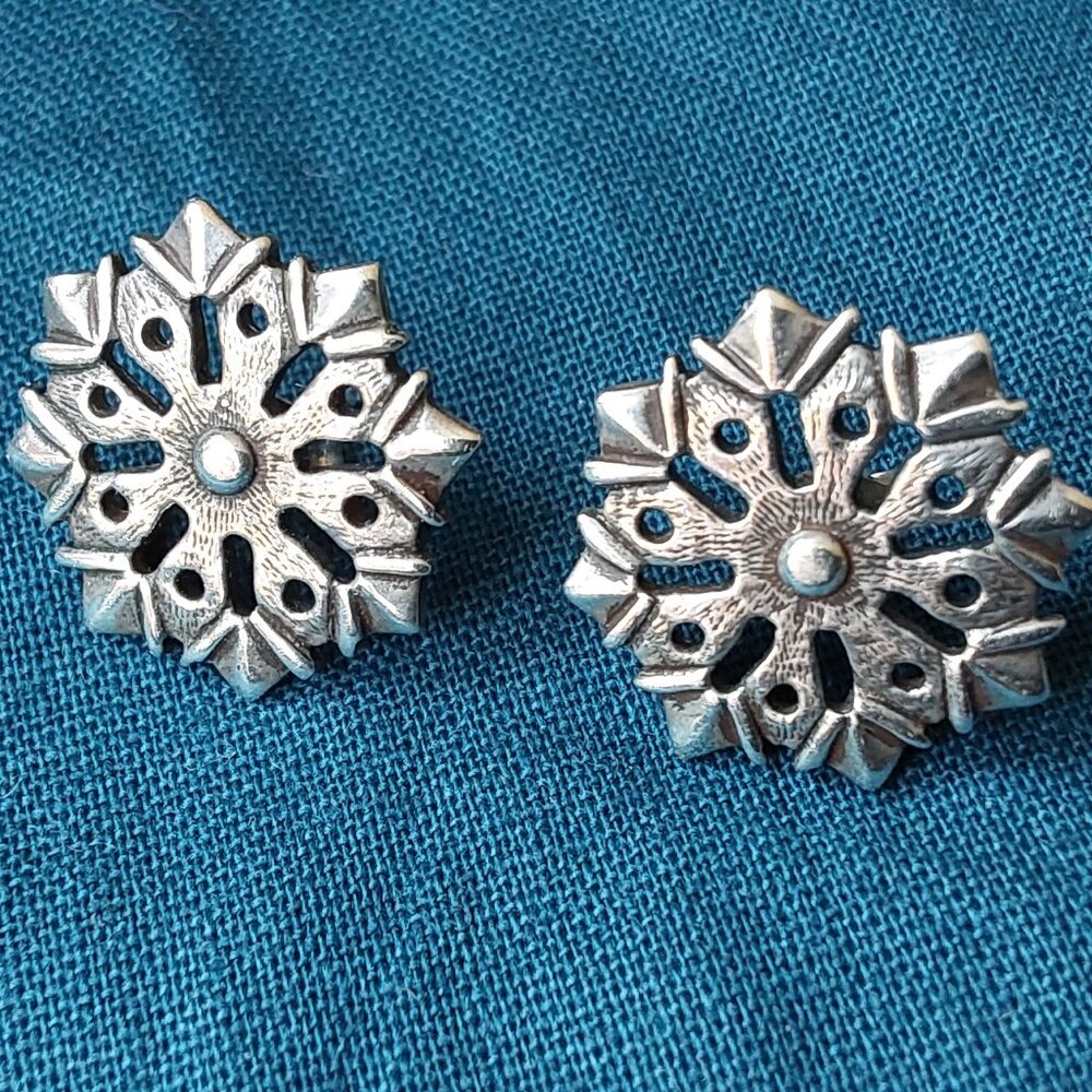 Delicate 925 sterling silver snowflake stud earrings by AIC